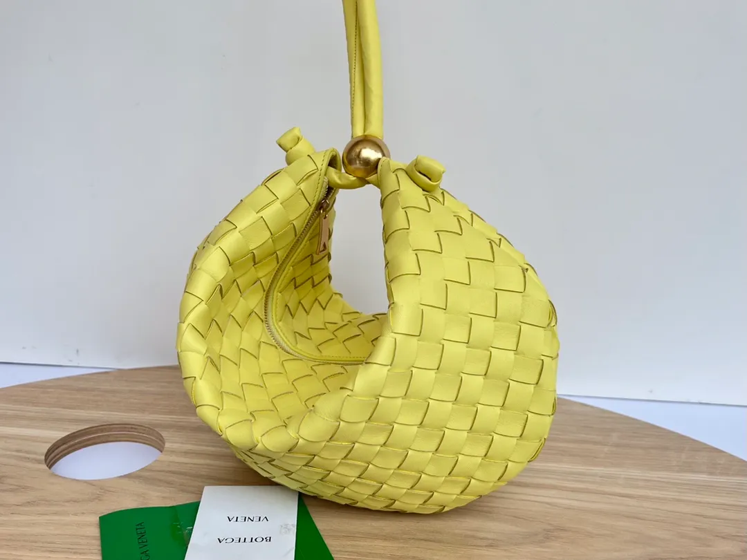 Batch 1260 BV has released a new product, TURN 6699-3 #Recommended New Hot Style It is still the classic woven logo that we can recognize at a glance. It is really a unique shape that is both familiar and unfamiliar! Made of sheepskin weaving, with beautiful gold beads on the shoulder straps for free adjustment. You can switch between shoulder and handbags during use. It has a concave and convex shape anytime and anywhere. It is a practical king with a unique personality. It also has the right color combination that can be sweet or salty. It is full of style. It is a beautiful summer catwalk style. Pull it out quickly. Size: 40*3*24.